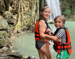 Kinderen bij Erawan Falls