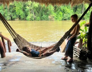 Kinderen chillen aan de River Kwai