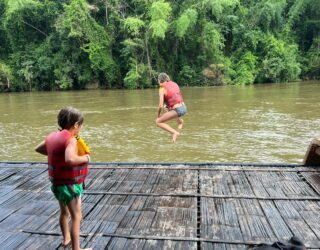 Kinderen springen in de River Kwai