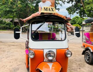 Kinderen op hun eigen tuk tuk in Thailand