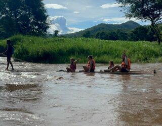 Op de bamboerafts met kinderen in Chiang Mai