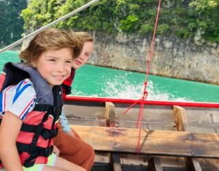 Cheow Lan Lake met kinderen op de boot