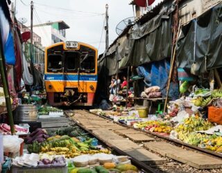 Markt op het spoor bij Bangkok