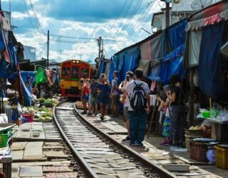 Kleurrijke treinmarkt bij Bangkok 