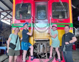 Familie op de trein markt in Bangkok