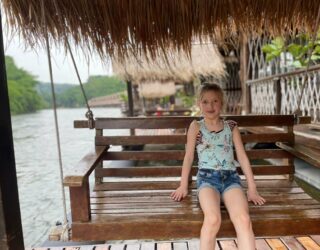 Kind schommelt aan de River Kwai