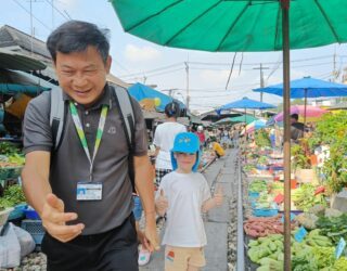 Bezoek de markt op het spoor met gids en kind