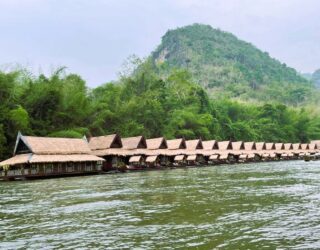 Slapen op drijvende huisjes aan de River Kwai