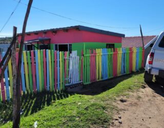 Kleurrijke Xhosa huizen in Zuid-Afrika