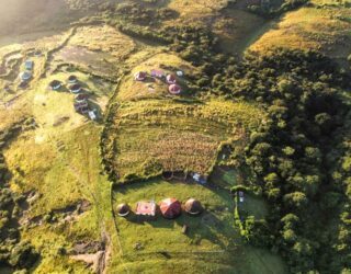 Xhosa rondavels in de groene heuvels Zuid-Afrika