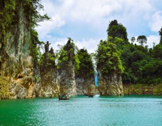 Varen tussen de kalkstenen in Khao Sok Nationaal Park