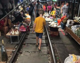 Bezoek de treinmarkt bij Bangkok met kinderen