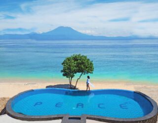 Zwembad aan het strand van Nusa Penida