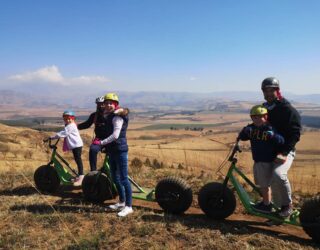 Familie met supersteps in Drakensbergen