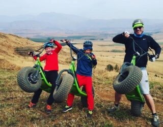 Kinderen met supersteps in Drakensbergen