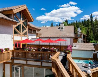 Terras met zwembad hotel Banff