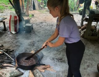 Kind kookt in de jungle van Costa Rica