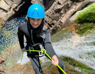 Kind doet aan canyoning in Penada Geres