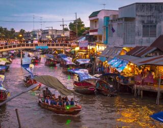 Drijvende markt in Thailand