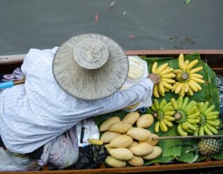 Drijvende markt kramer in Thailand