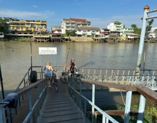 Fietsen langs het water in Ayutthaya