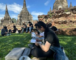 Tekenaars aan de tempels in Ayutthaya 