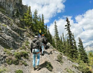 Familie op de Via Ferrata in Banff