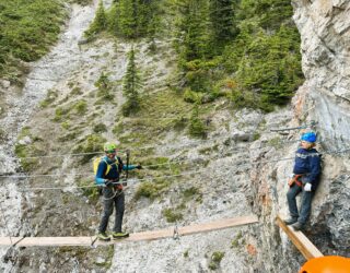 Kind op hangbrug bij de Via Ferrata in Banff