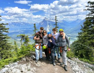 Familie op Via Ferrata in Banff