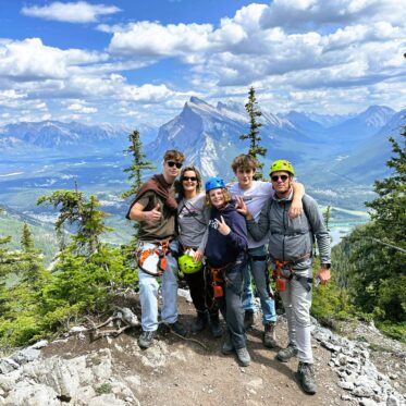 Familie op Via Ferrata in Banff