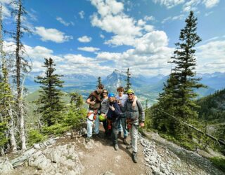 Familie langs Via Ferrata in Banff