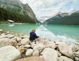 Kind met uitzicht op Lake Louise