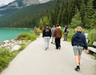 Kinderen wandelen langs Lake Louise