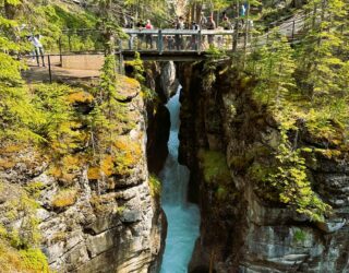 Wandel langs woelige watervallen in Maligne Canyon