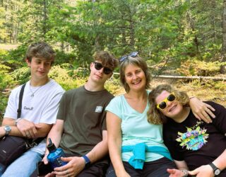 Gezin in de bossen van Maligne Canyon