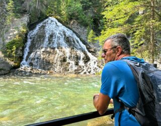 Man bij waterval aan Maligne Canyon