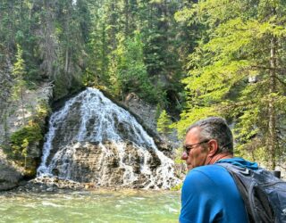 Wandel langs woelige watervallen in Maligne Canyon
