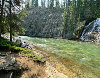 Familie bij het water van Maligne Canyon