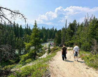 Kinderen wandelen langs Maligne Canyon