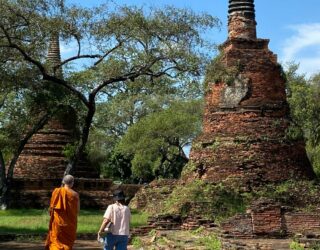 Monnik aan de tempels in Ayutthaya