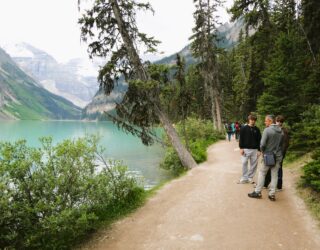 Familie wandelt langs Lake Louise