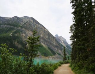 Wandelen langs Lake Louise