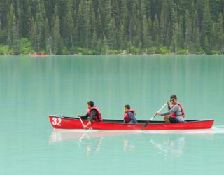 Varen op de turquoise meren in West-Canada