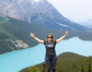 Handen in de lucht voor Lake Peyto