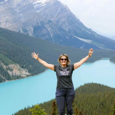 Handen in de lucht voor Lake Peyto