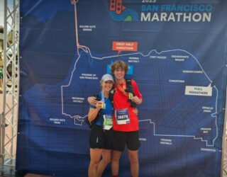 Mama en zoon op marathon in San Francisco