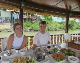 Lunch met tieners op de boot in Ayutthaya