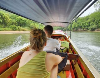 Met de boot naar je huisje op de River Kwai