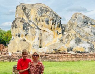 Familie bij de liggende boeddha in Ayutthaya