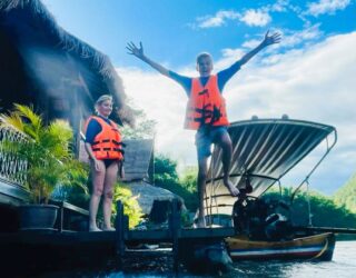 Kind en mama springen in de River Kwai